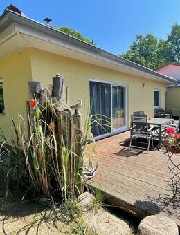 Ein Traum im Bungalowstil mit zusätzlichem separatem Gästehaus eingebettet zwischen dem Bodden und dem Wald - Fuhlendorf (Mecklenburg-Vorpommern)