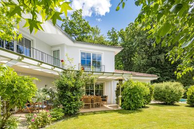 Elegante Familienvilla mit Pool in idyllischer Traumlage