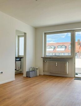 *** Bezugsfrei *** Vollständig saniertes 1-Zimmer-Apartement *** mit Einbauküche und Stellplatz *** - München