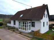 Ruhig gelegenes freistehendes Wohnhaus mit überdachter Terrasse, Garten und 3 Garagen in Neuheilenbach - Neuheilenbach