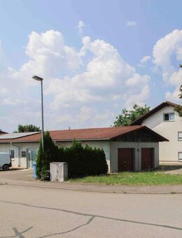 1-2 Familienhaus + 2 separate Gewerbehallen + Hühnerstall mit großem Auslauf - Dunningen