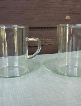 Zwei Glas Teetassen mit Untertellern. - Kassel