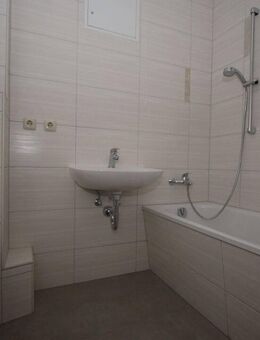 **2-Zimmer-Wohnung mit neu saniertem Badezimmer und Balkon zu vermieten** - Rosenbach (Vogtland)