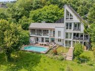 Sonniges Haus mit Außenpool und Einliegerwohnung, Garage und Pferdekoppel mit Pferdestall - Herdecke