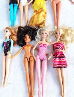 Barbie--Ken--Kinder--Andere Puppen--Kleidung ca 80 Sachen--und andere Sachen siehe die Fotos-- - Meckenheim