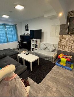 Hochwertig modernisiert! EG-Wohnung mit offener Küche, Kaminanschluss & Bonus-Einheit - Villingen-Schwenningen