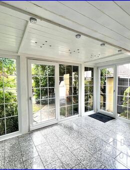 Großzügige Doppelhaushälfte mit 6 Zimmern, Wintergarten, Dachstudio, PV, Garage & Carport - Allershausen