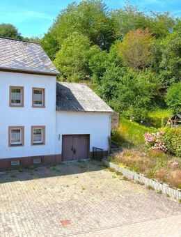 Einseitig angebautes Wohnhaus mit Garten und Garage in Neroth - Neroth