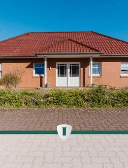 Walmdachbungalow mit großem, nicht einsehbarem Garten - Wohnen auf einer Ebene in ruhiger Lage - Bücken