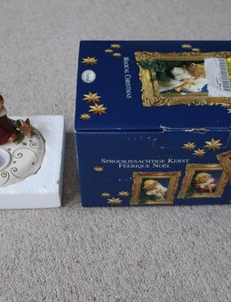 Goebel Engel Träumerle auf Postament bordeaux rot weiß grün gold Weihnachten - Niddatal