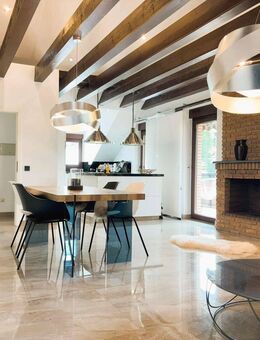 Kernsanierte Dachgeschosswohnung mit Kamin, Luxusbad & Balkon - Moers