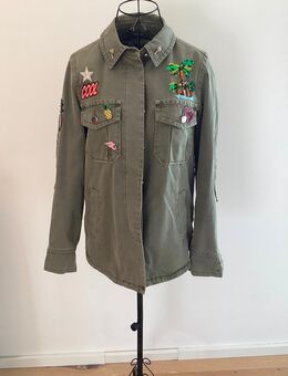 Coole oliv grüne Jacke mit Sticker von Risch Royal - Ibbenbüren Zentrum