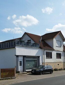 AUMÜLLER-Immobilien - Zentral gelegenes Zweifamilienhaus mit Gewerbefläche und Garten - Brachttal