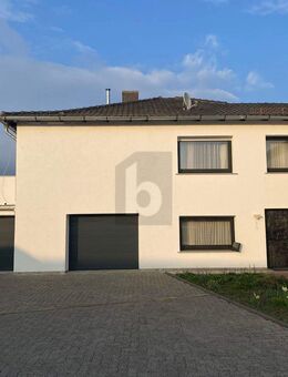 PERFEKTES ZUHAUSE: 6 ZIMMER, 3 CARPORTS, 2 GARAGEN - Felsberg