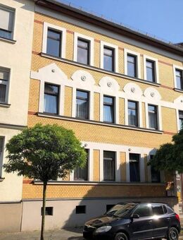 APOLDA – Teilsaniertes Mehrfamilienhaus mit viel Potential durch Ausbaureserven, Nebengelaß und Zufahrt - Apolda