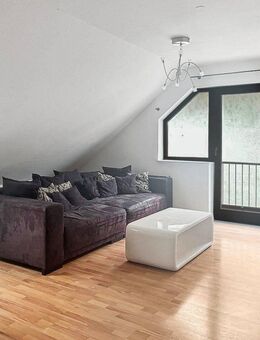 Mühlheim am Main: Lichtdurchflutete 3-Zimmer-Dachgeschosswohnung mit Einbauküche - Mühlheim (Main)