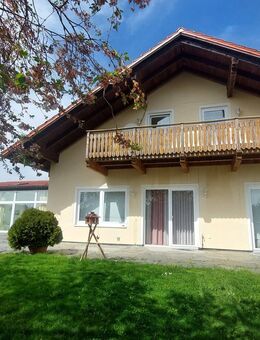 Großzügiges Haus aus 1990, 3 Wohnungen mit ca. 396 m² Wohnfläche, Indoor-Pool, 3 Garagen und Carport und 1190m² Grundstück in Irchenrieth zu verkaufen - Irchenrieth