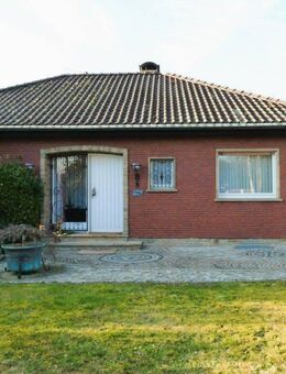 IMMOBILIEN LONNY** Einziehen und wohlfühlen: Sehr schönes Einfamilienhaus mit Doppelgarage u. Einzelgarage - Windeck