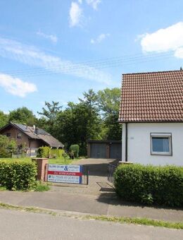 Einfamilienhaus mit großem reizvollem Grundstück und 2 Garagen in Königswinter - Königswinter