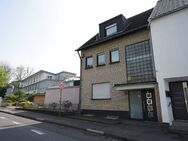 Zweifamilienhaus mit Garagen, kleinem Garten und Balkon in Leverkusen-Fettehenne! - Leverkusen