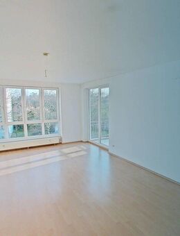 Helle 2-Zimmer-Wohnung mit Balkon und Badewanne - Düsseldorf