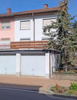 Doppelhaushälfte mit großem Garten, zwei Garagen und Potenzial zur Verwirklichung Ihrer Wohnträume - Östringen