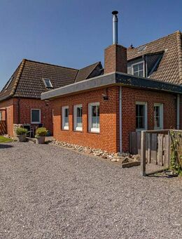 Gepflegtes Einfamilienhaus mit Einliegerwohnung und eigenem Deichzugang - Vollerwiek