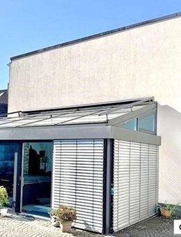 Luxus für die ganze Familie - freistehendes neuwertiges Einfamilienhaus mit drei Garagen und Garten - Oberhausen