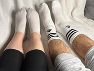 Paar mit intensiv duftenden Socken - Köln