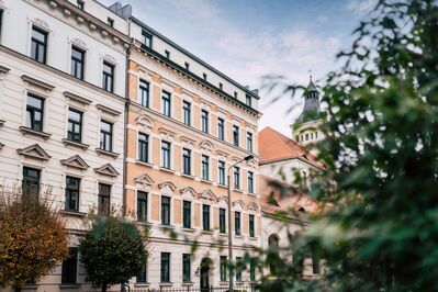 Außen Gründerzeit & Innen Neubau I 2 Zimmer I geräumige Küche mit Einbauküche I Balkon