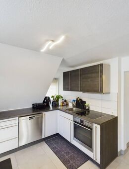 Sofort freie 3 Zimmer DG-Wohnung mit Balkon, und eigenem Stellplatz. Ausbaupotential im Dachspitz. - Asperg