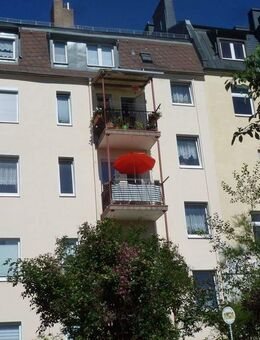 Zentrumsnahe 5-Zimmer-Wohnung (3. OG) in Hof - Süd-Balkon, Kellerabteil & Dachboden - ideal für WGs - Hof