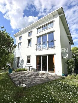Familienglück hat vier Wände - Zentral gelegenes Einfamilienhaus mit Doppelgarage in Hünfeld - Hünfeld (Konrad-Zuse-Stadt)
