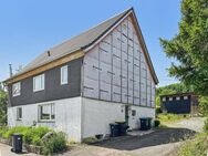 Sanierungsbedürftiges Ein-/Zweifamilienhaus mit 7 Zimmern und Lagerhalle in Eslohe - Nichtinghausen - Eslohe (Sauerland)