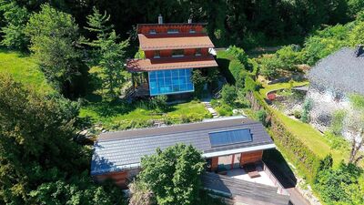 Im Einklang mit der Natur: 2 Architektenhäuser am Waldrand mit Bergblick in Feldafing