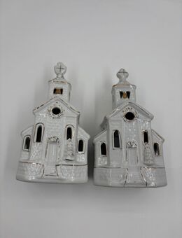 2er‑Set Winter‑Kirchen aus Keramik, weiß mit Goldakzenten, je ca. 12 cm hoch × 8 cm breit, Vintage - Dossenheim
