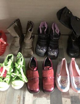 verschiedene Kinder Schuhe Größe 28 - Königsbach-Stein