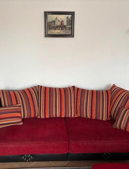 Ledercouch mit Sessel und Hocker im Retro-Kolonialstyle - München