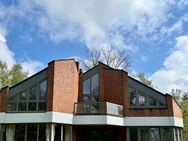 Außergewöhnliche 3 Zimmer Wohnung im Architektenhaus mit Balkon ins Grüne, befristet auf 3 Jahre - Großhansdorf