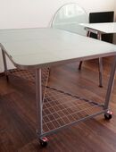 Designer-Tisch in Glas-Stahl-Ausführung m. Rollen, im Neuzustand in 84359