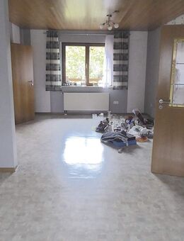 Saniertes Zweifamilienhaus mit Garten und Garage - Oberahr