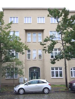 In Bahnhofsnähe! Bezugsfreie 2-Zimmer-Dachgeschosswohnung (links) in bester Lage von Rathenow - Rathenow