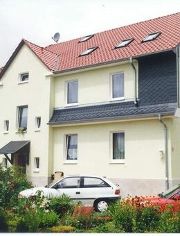 2-Zimmer-Wohnung mit neuer EBK, PKW-Stellplatz inkl., Grill Pavillon im großen Garten - Oschatz