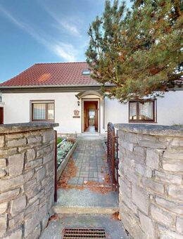 Behagliches Einfamilienhaus mit Balkon, Kamin & Nebengebäude - perfekt für ruhiges, zentrales Wohnen - Barby (Elbe)