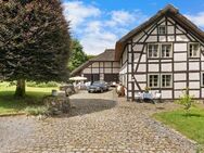 Historisches Bauernhaus mit Reetdach und kleinem Pferdestall in Monschau-Widdau - Monschau