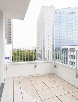 Sonnige Eleganz: Lichtdurchflutete Traumwohnung mit Design-Küche, Balkon und Tiefgarage - Frankfurt (Main)