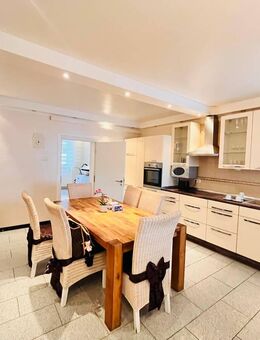 Einfamilienhaus in Mönchengladbach in guter Lage mit 8 Zimmern und Garten mit 2 getrennte Wohnungen - Mönchengladbach