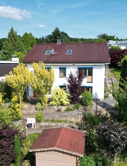 Einfamilienhaus mit liebevoll gestaltetem Gartenparadies und Ausbaupotenzial im Dachgeschoss - mit toller Fernsicht in Bad Emstal-Sand - Bad Emstal