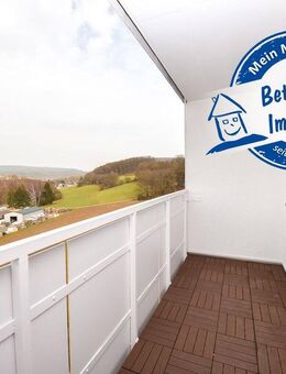 DIETZ: Modernisierte 2-Zimmer-Wohnung im 7. Obergeschoss mit Balkon in Bad-König! Neue Einbauküche, Kellerraum, Balkon - Bad König