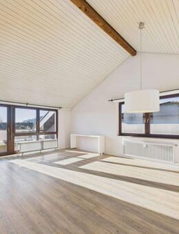 Lichtdurchflutete DG Wohnung mit traumhaftem Ausblick über Beilstein, mit 3 Zimmern und Keller - Beilstein (Baden-Württemberg)